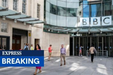 Les journalistes de la BBC se promènent à travers le pays dans une grève de 24 heures sur les coupures à la radio locale