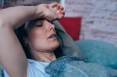 Les patients atteints d'une carence en B12 remarquent le même symptôme affectant le haut de leur corps "la nuit"