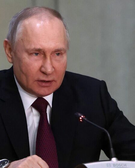 Poutine vacille sur le fil du rasoir alors qu'un avocat de premier plan prévient que le mandat d'arrêt pourrait "accélérer son renvoi"