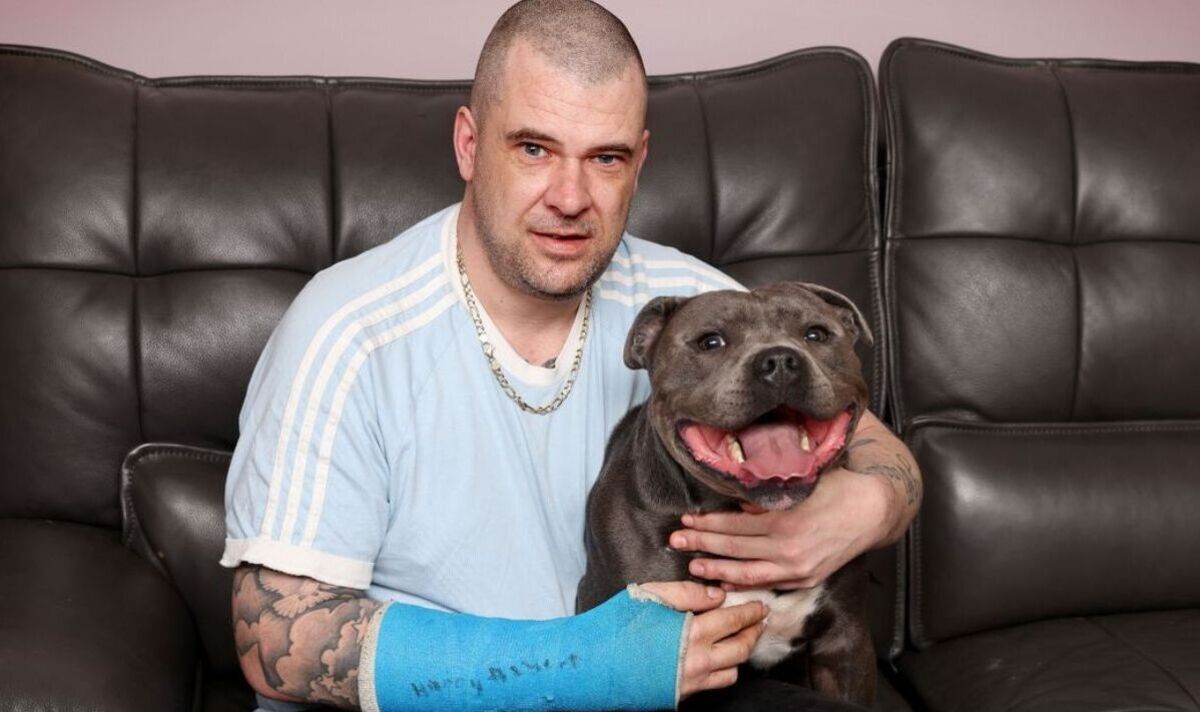 Un homme hurle de terreur après qu'un chien l'ait attaqué et s'est cassé un os en laissant du « sang partout »