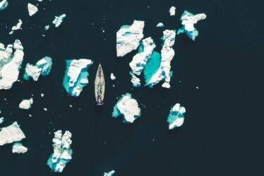 Une photo fantastique d'un yacht dans la glace au large du Groenland remporte un concours de photographie