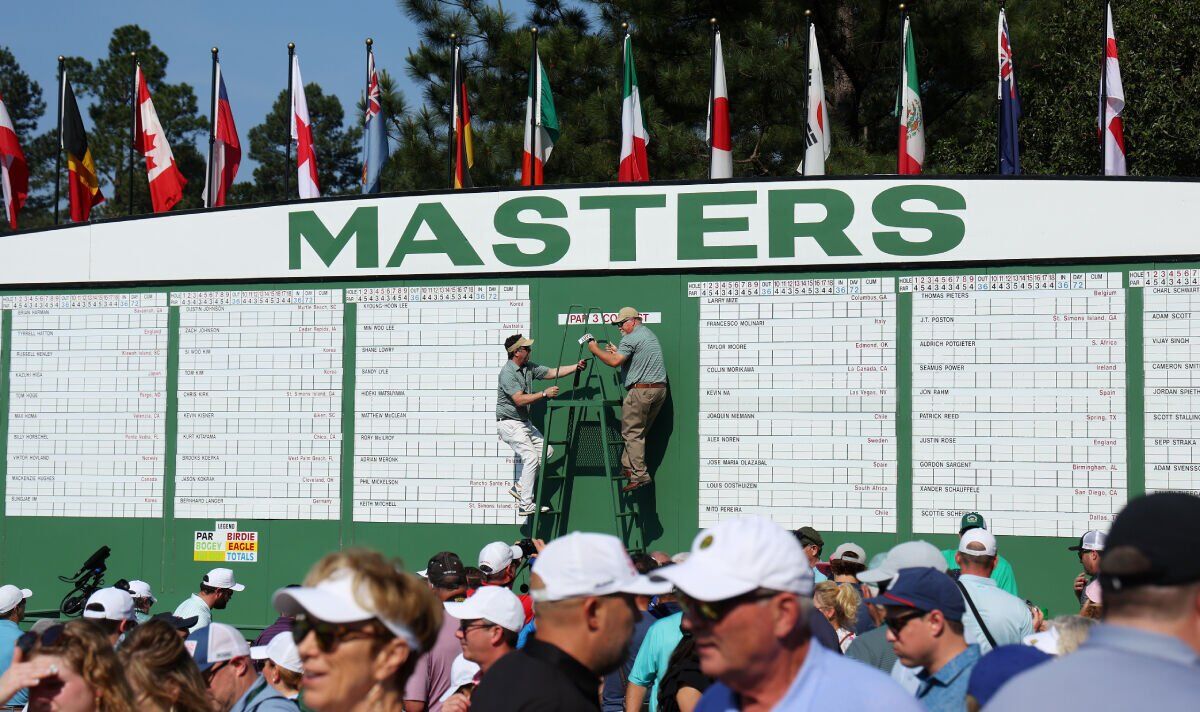 Classement des Masters EN DIRECT: Tiger Woods termine neuf derrière alors que trois à égalité pour la tête