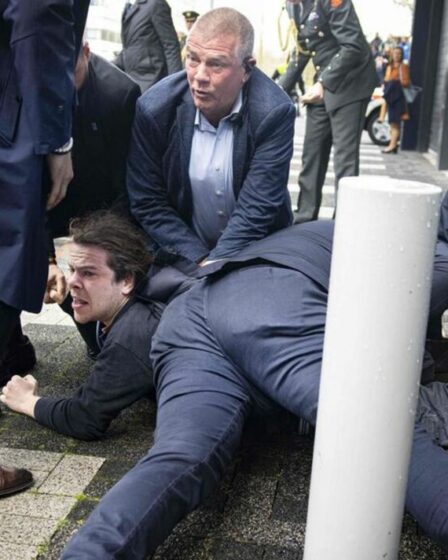 Des manifestants provocants plaqués au sol alors qu'ils courent vers Macron lors d'une visite à l'université néerlandaise