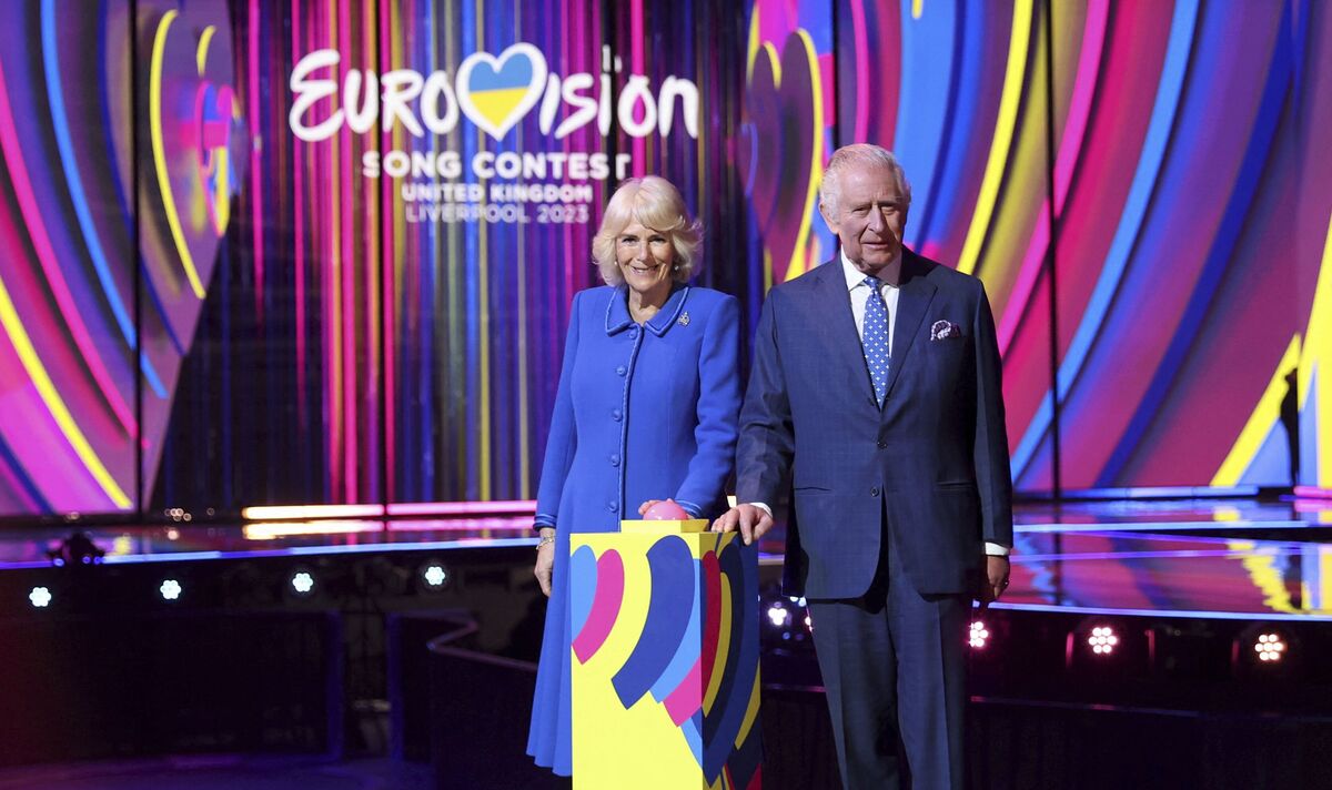 La reine Camilla enfile une broche de 40 000 £ à Liverpool pour célébrer le prochain concours Eurovision