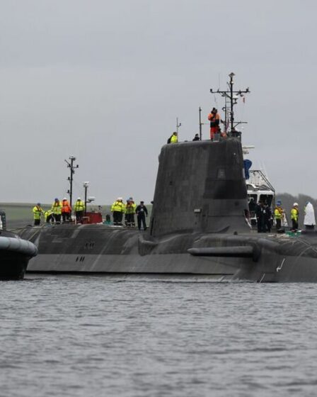 Le dossier du sous-marin 'hunter killer' de la Royal Navy jeté dans les toilettes de Wetherspoon