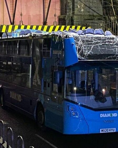 Le toit d'un bus à impériale s'est arraché après avoir percuté un pont