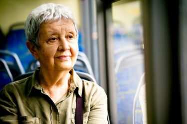 Les plus de 60 ans devraient attendre plus longtemps pour un laissez-passer de bus gratuit avec l'augmentation de l'âge de la retraite de l'État