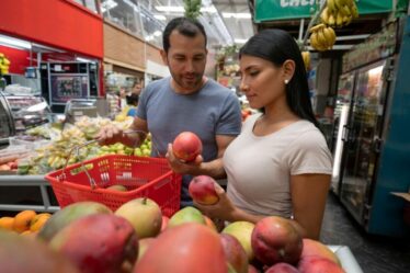 Shopper s'est moqué d'avoir dit que l'inflation déchirait la famille après une facture massive de mangues