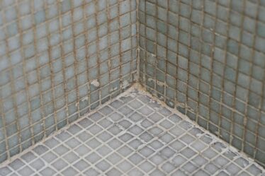 «Solution maison» qui fonctionne comme «magique» sur le coulis de douche «obstinément» taché
