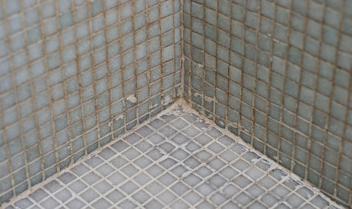 «Solution maison» qui fonctionne comme «magique» sur le coulis de douche «obstinément» taché