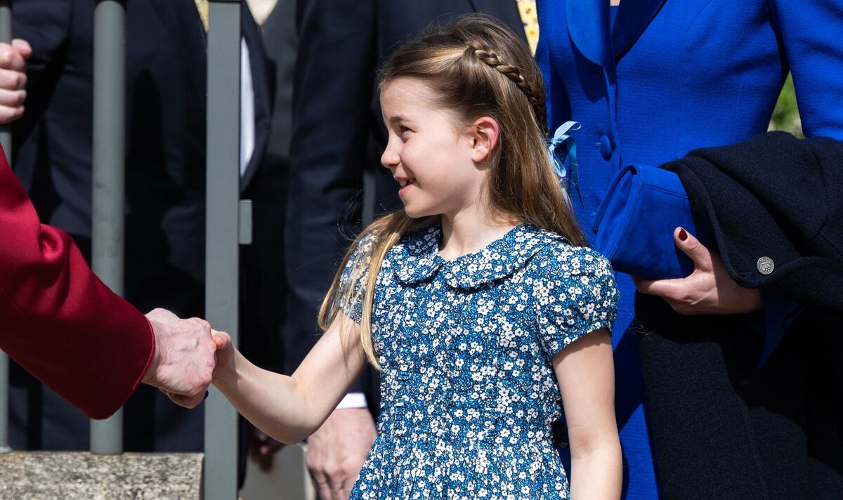 Un enfant royal portait une toute nouvelle robe de 84 £ aujourd'hui - mais ce n'était pas la princesse Charlotte