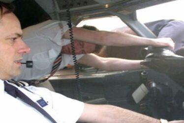 Un pilote de British Airways a été aspiré par la fenêtre du cockpit pendant le vol mais a survécu