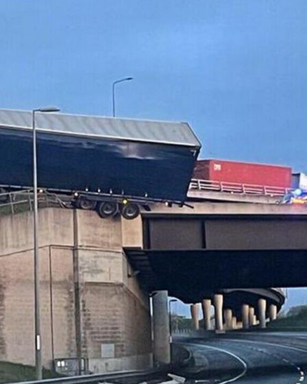 Une image à couper le souffle montre un camion suspendu au pont M1 après un accident