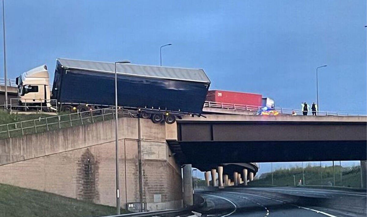 Une image à couper le souffle montre un camion suspendu au pont M1 après un accident