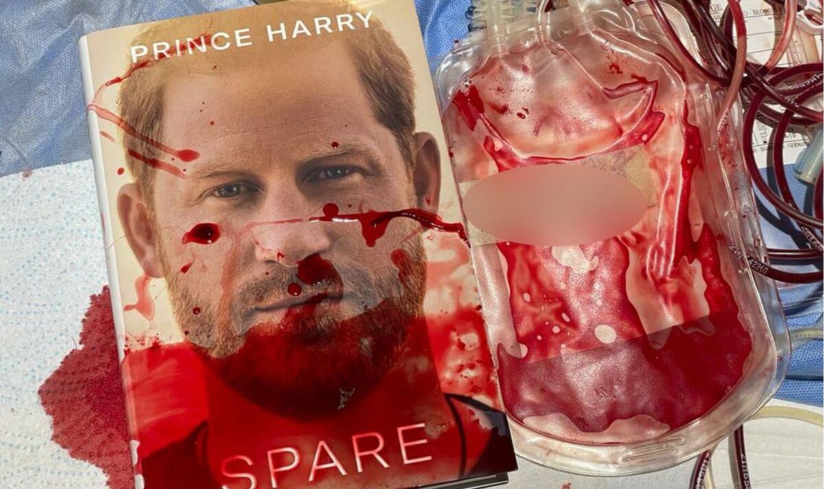 Des copies imbibées de sang des mémoires de Harry vendues pour une somme à cinq chiffres lors d'une manifestation du couronnement