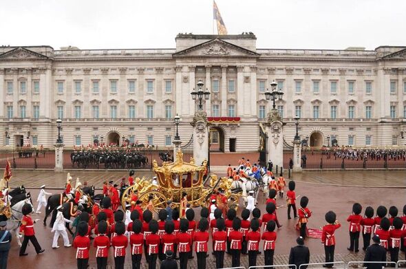 Le cortège revient au palais de Buckingham