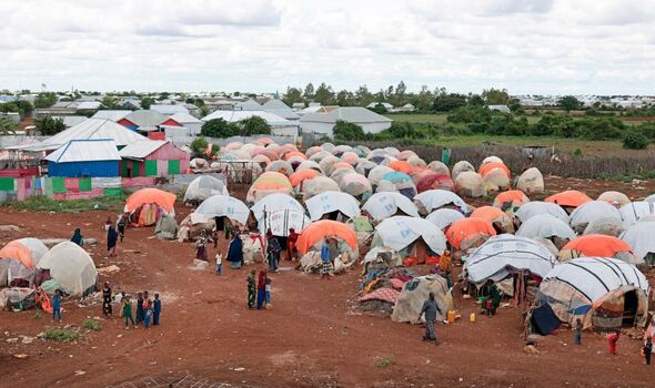Des centaines de milliers de personnes vivent dans des abris en forme de dôme dans les camps de personnes déplacées de Baidoa