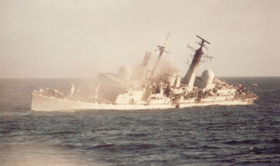 Le HMS Coventry dans les instants qui ont suivi son impact