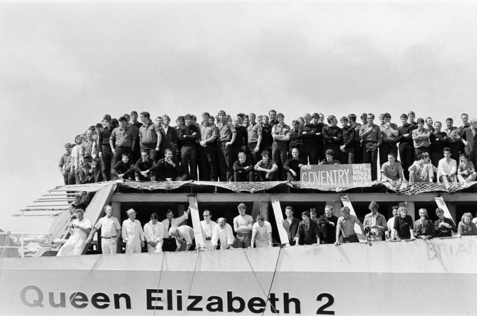 Les troupes du HMS Coventry rentrent chez elles à Southampton, 1982
