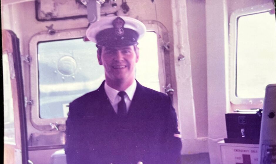Chris Howe photographié sur le HMS Coventry un an avant qu'il ne soit touché