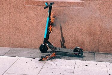 Certains scooters électriques et vélos électriques «étiquetés comme une menace majeure» en raison du risque d'incendie