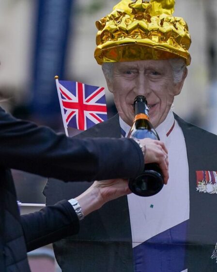 Coronation Live: le grand jour du roi Charles arrive alors que Harry se prépare pour une réunion royale glaciale