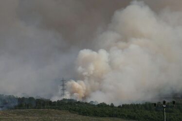 De la fumée noire vue de l'espace alors qu'un enfer massif de 3 000 ha décime les Highlands écossais