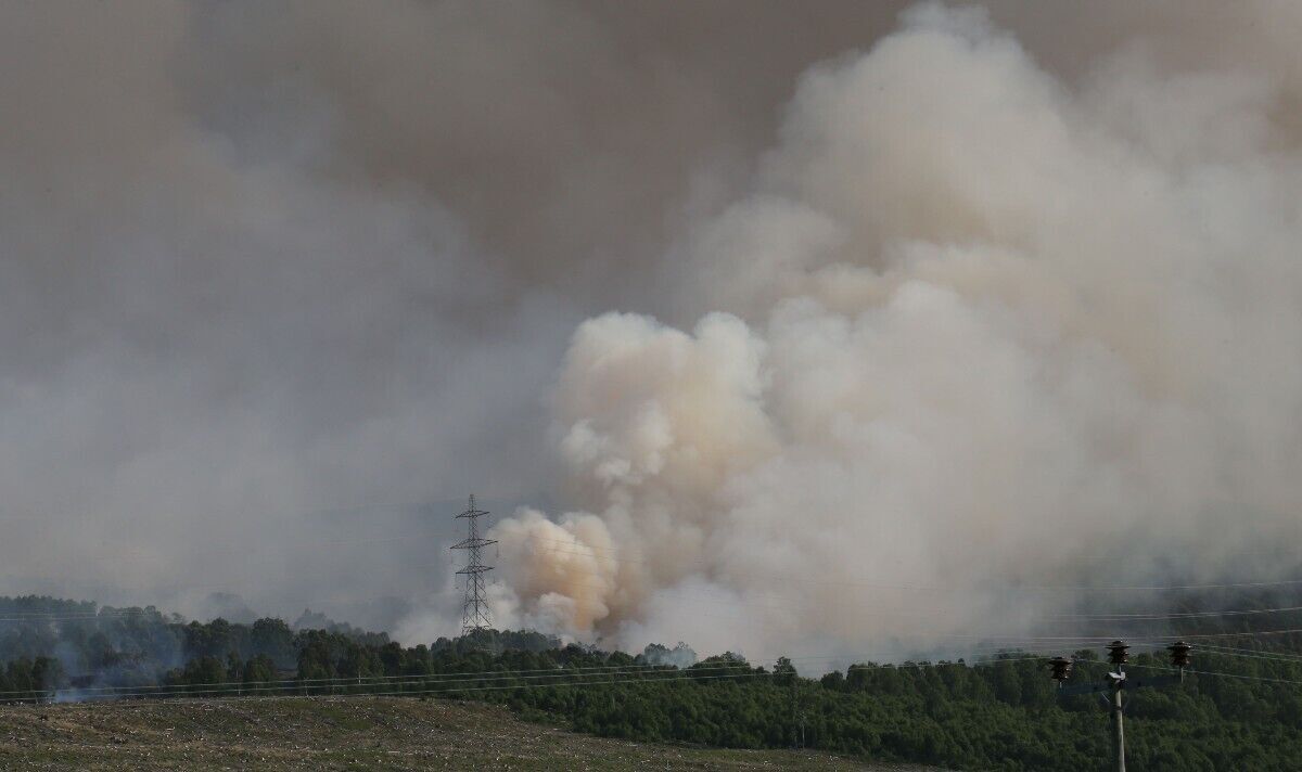 De la fumée noire vue de l'espace alors qu'un enfer massif de 3 000 ha décime les Highlands écossais