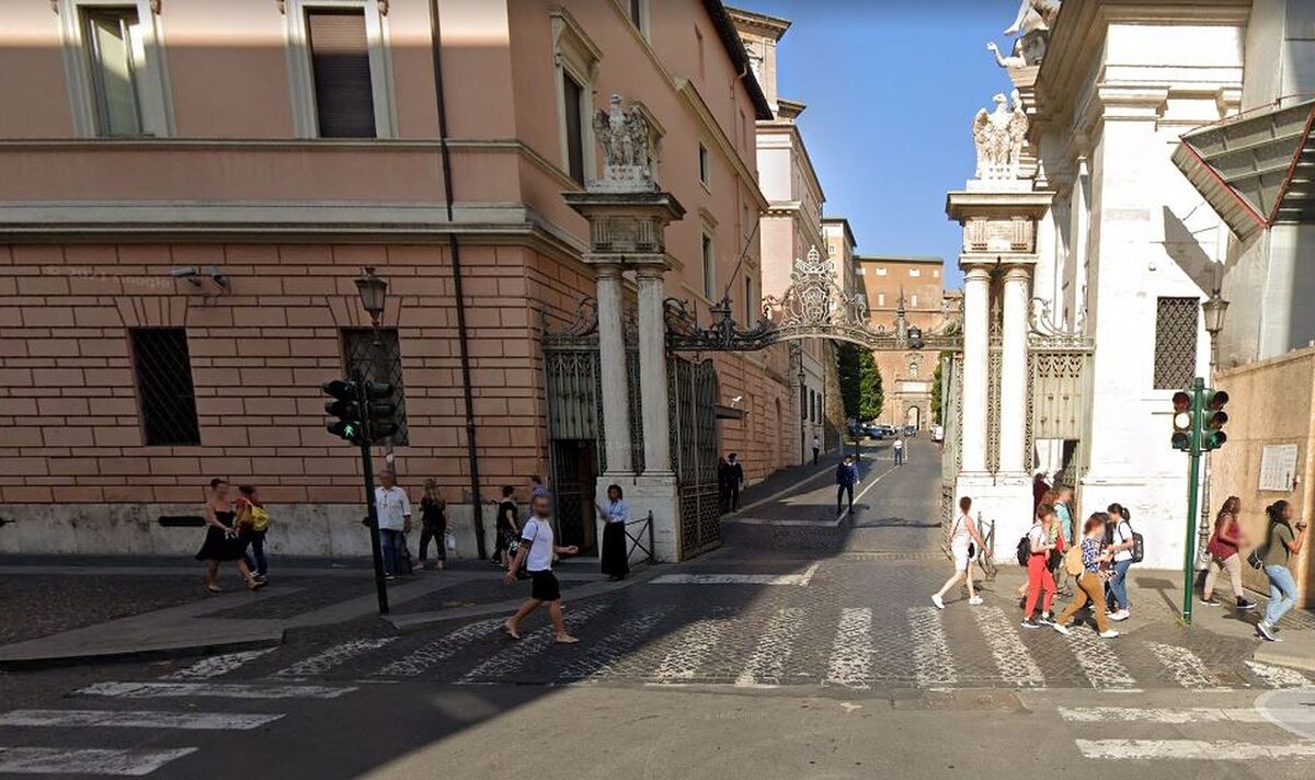 Des coups de feu tirés par des gardes du Vatican alors qu'une voiture se précipite à travers la porte