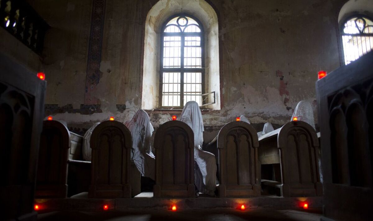 Des photos effrayantes montrent une église abandonnée du XIVe siècle remplie de "fantômes"