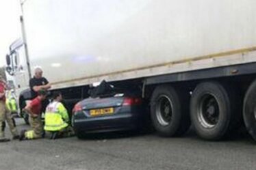 Deux passagers secourus après que leur Audi TT soit coincée sous un poids lourd
