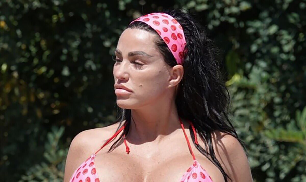 Katie Price, 44 ans, montre les «plus gros seins de tous les temps» alors qu'elle profite du soleil dans un minuscule bikini