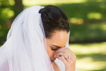 La mariée ruine une robe de 12 000 £ au mariage quand elle a « parié sur un pet et perdu en grande partie »