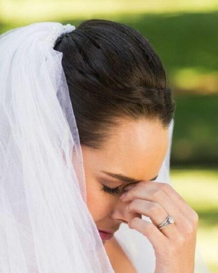 La mariée ruine une robe de 12 000 £ au mariage quand elle a « parié sur un pet et perdu en grande partie »