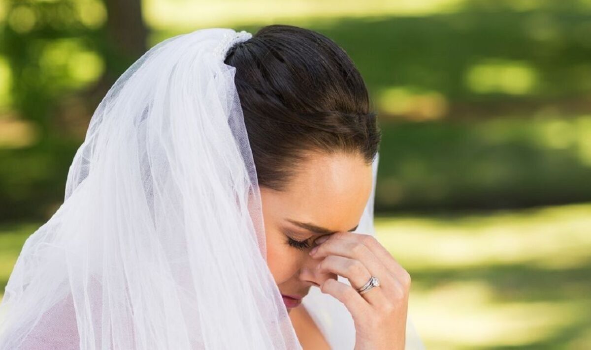 La mariée ruine une robe de 12 000 £ au mariage quand elle a « parié sur un pet et perdu en grande partie »