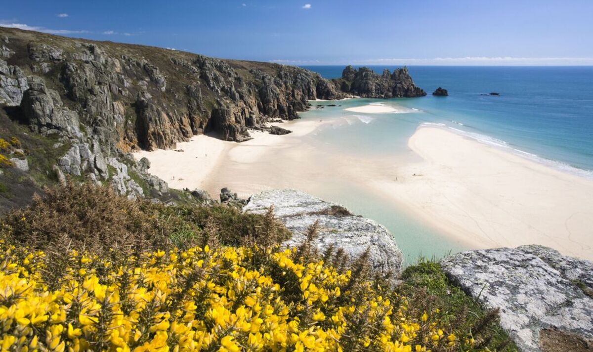 La meilleure plage d'Angleterre est un « coin de paradis » avec des « eaux bleues des Caraïbes »