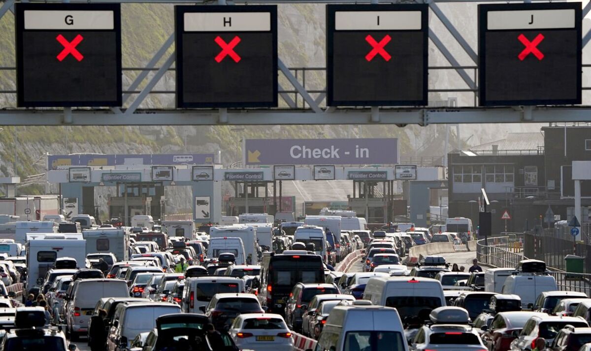 Le chaos à la frontière de Douvres provoquant la misère des vacances pour les Britanniques est imputé à une erreur informatique française