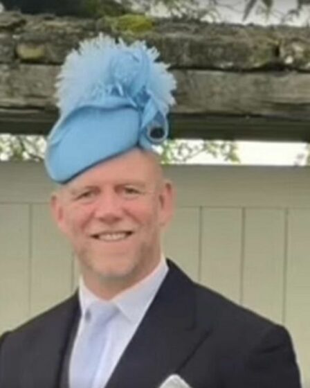 Le cliché du couronnement de Mike Tindall dans le chapeau de Zara ramène la tradition