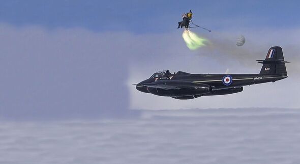 L'un des jets Gloster Meteor de Martin-Baker effectue un test de siège éjectable en direct L'un des jets Gloster Meteor de Martin-Baker effectue un test de siège éjectable en direct