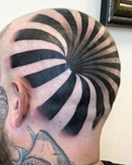 Le tatouage "illusion d'optique folle" ressemble à un trou béant dans la tête d'un homme