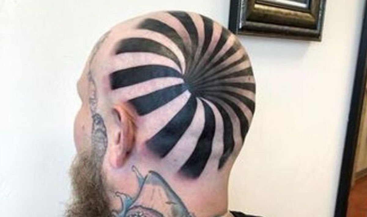 Le tatouage "illusion d'optique folle" ressemble à un trou béant dans la tête d'un homme