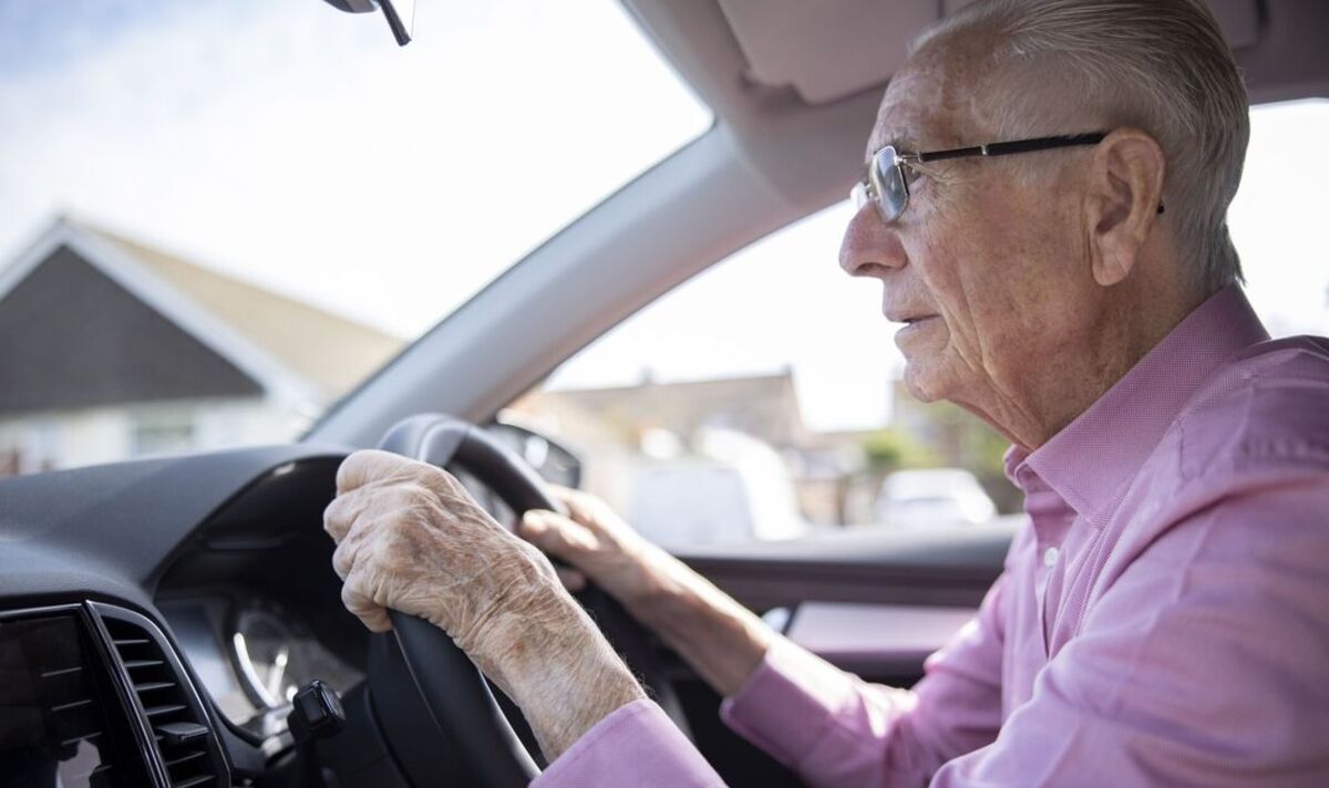 Les conducteurs âgés contraints de quitter les routes par des lumières «ultra-puissantes» alors que les experts appellent à de nouvelles lois