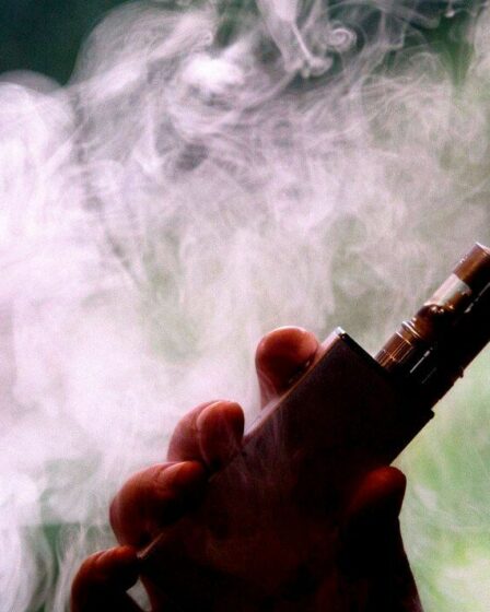 Les fumeurs britanniques perdent confiance dans les vapes - car ils pensent qu'ils sont aussi mauvais que les cigarettes