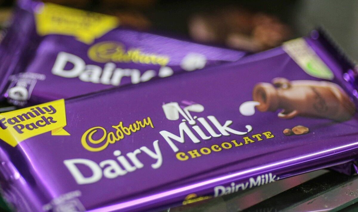 Les gens sont stupéfaits de découvrir la vraie raison pour laquelle l'emballage de Cadbury est violet
