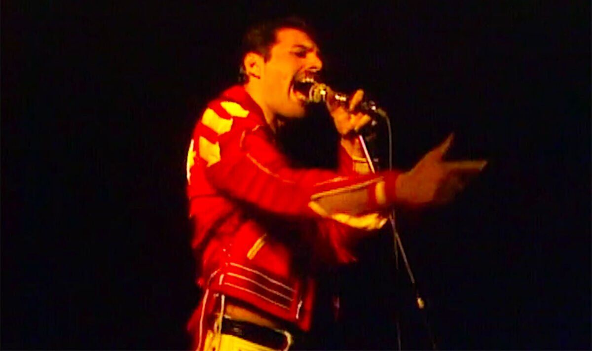 Queen partage quatre performances live épiques de Freddie Mercury Under Pressure compilées ensemble