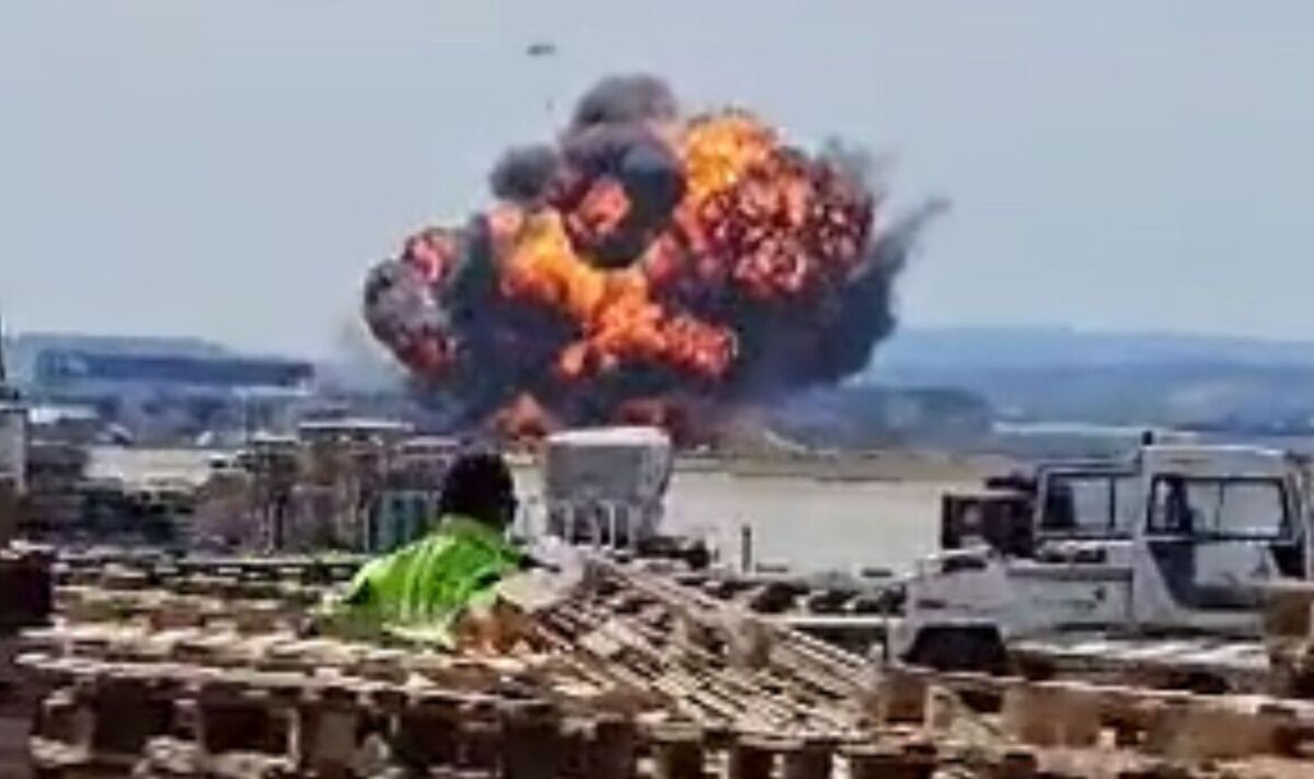 Un avion F-18 "s'écrase" sur une base aérienne avec un pilote vu "sauter" d'un avion avant l'écrasement d'une boule de feu