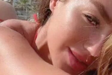 Un mannequin britannique prend un selfie sur la plage et surprend accidentellement une femme en train de "prendre une photo d'elle"