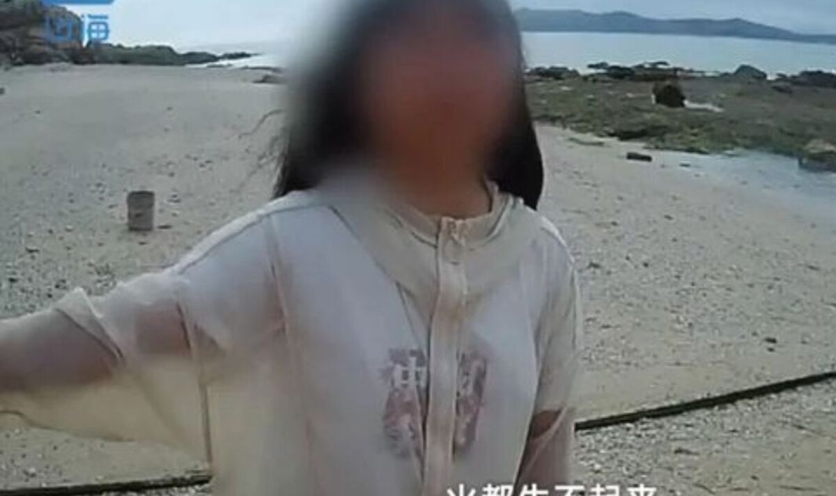 Une fille rebelle abandonnée sur une île déserte alors que ses parents tentent d'apprivoiser son enfant