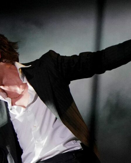 Alex Turner a qualifié le `` chanteur du club Vic Reeves '' d'Arctic Monkeys en tête d'affiche de Glastonbury