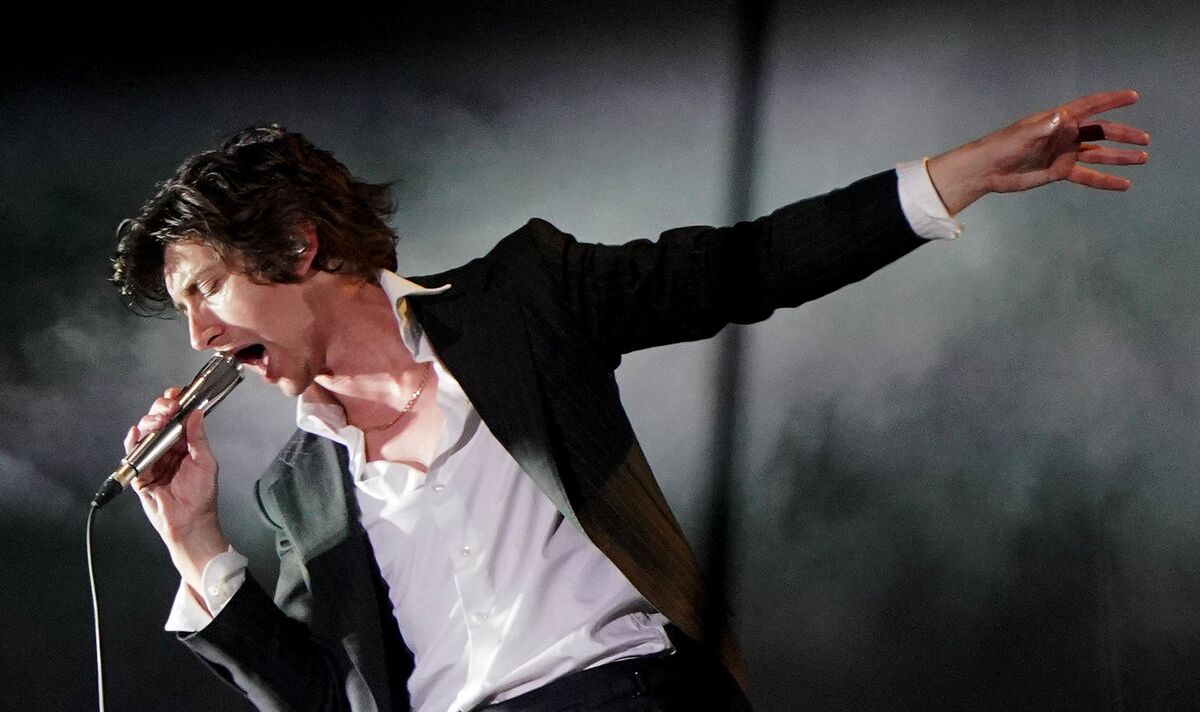 Alex Turner a qualifié le `` chanteur du club Vic Reeves '' d'Arctic Monkeys en tête d'affiche de Glastonbury